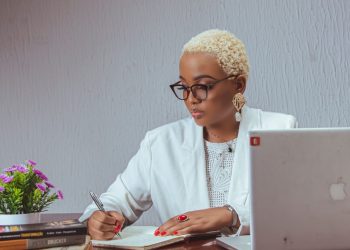 A Dor Que a Oração Não Alivia: O Que a Psicanálise, a Psicologia e a Neurociência Têm a Dizer